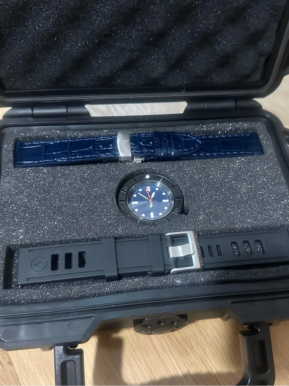 Rellek Hounds Black Dial Dive Watch with Two Straps